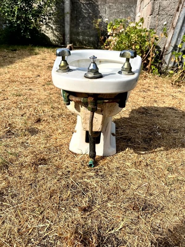 Juego de Baño Olmo de Loza Blanca: Lavatorio con Pedestal – Bidet – Inodoro y Antiguo Bidet de Loza Cisterna de Plástico - imagen 9