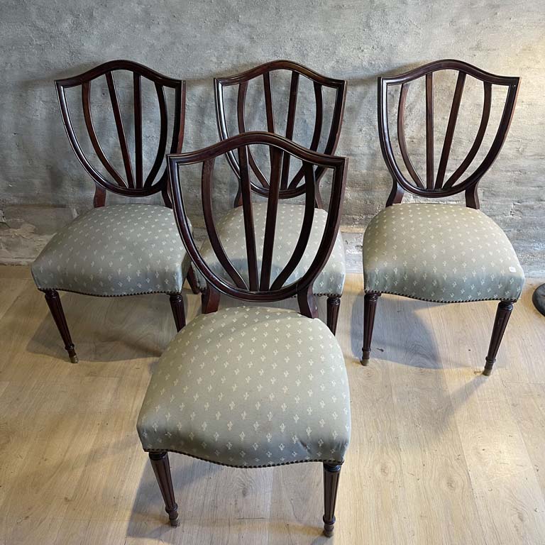 Lote siguiente: 4 Sillas Inglesas en Cedido con Asientos Tapizados - Medidas: 49x48x94cm