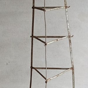 Antiguo Exhibidor de Ollas Metálico con Ganchos - imagen 5