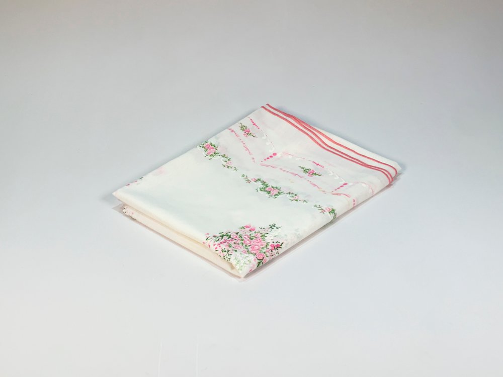Mantel de Hilo Blanco con Guarda Rosada y Flores - 140x220 cm