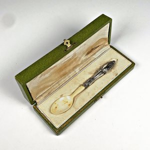 Lote anterior: Cuchara Antigua de Plata Francesa con Mango de Marfil y Estuche Original