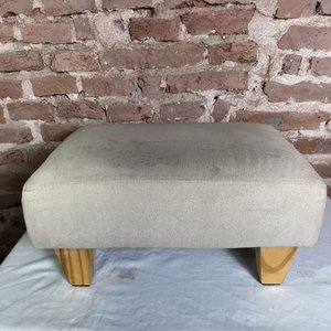 Banqueta Tapizada Beige con Patas de Madera - imagen 3