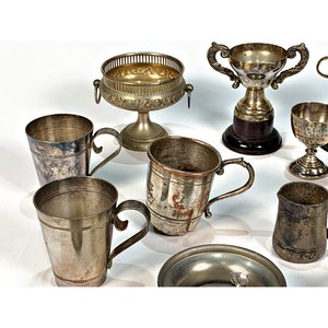 Lote de 14 piezas de metal: servilleteros, trofeos, jarras y copón - imagen 4