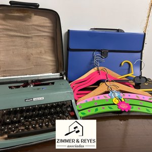 Lote siguiente: Máquina de Escribir Olivetti Lettera 22, Perchas y Carpeta Azul