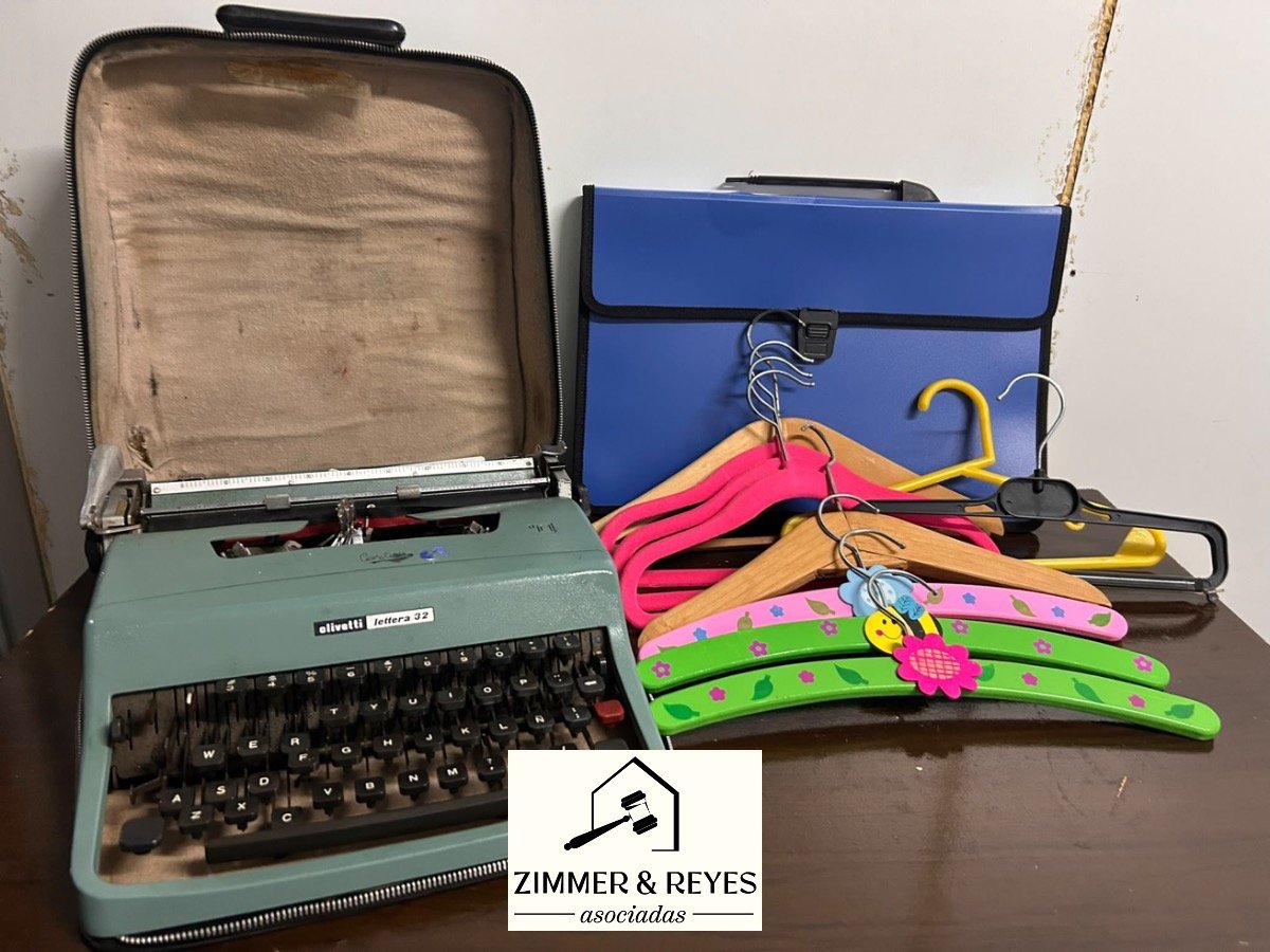 Máquina de Escribir Olivetti Lettera 22, Perchas y Carpeta Azul