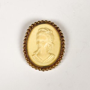 Prendedor Camafeo con Borde Dorado Estilo Clásico - imagen 1
