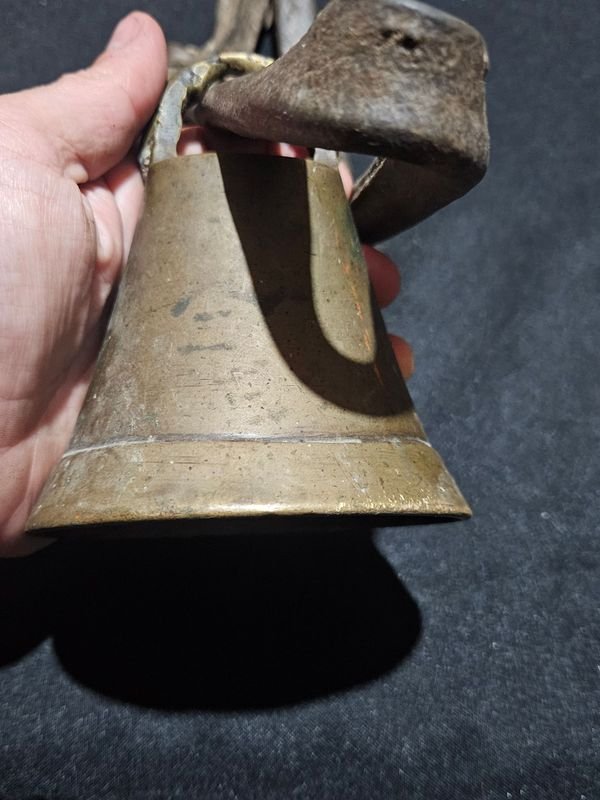 Cencerro Antiguo de Bronce con Correa de Cuero - imagen 1