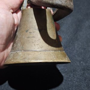 Lote siguiente: Cencerro Antiguo de Bronce con Correa de Cuero