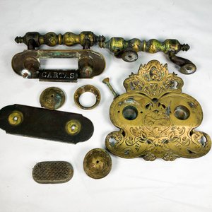 Lote de 4 Piezas Antiguas: Pestillos de Bronce, Porta Cartas y Tintero Decorado - imagen 2