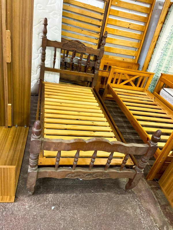 Cama antigua de madera estilo campo