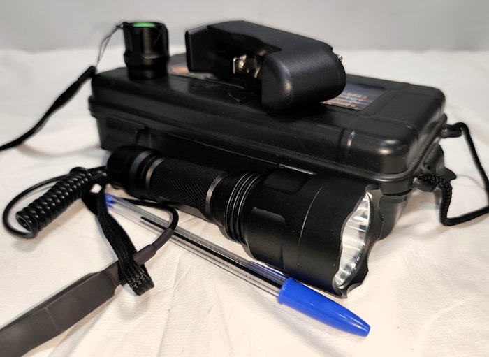 Linterna LED Recargable Arye Metálica con Doble Encendido y Estuche