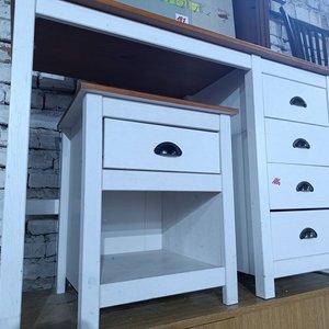 Lote siguiente: Escritorio Blanco con Mesa de Luz de 4 Cajones