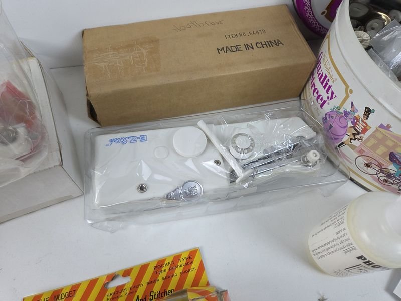 Gran lote de accesorios para costura y maquinaria - imagen 2