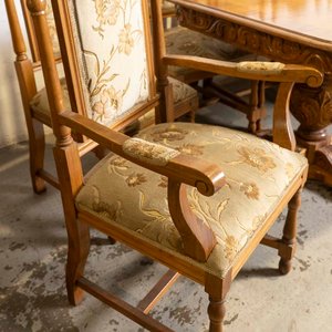 Juego de Comedor Estilo Tudor: Mesa con 6 Sillas y 2 Butacas Tapizadas - imagen 2