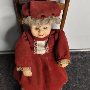 Muñeca antigua a pilas con silla mecedora y sonido - imagen 3