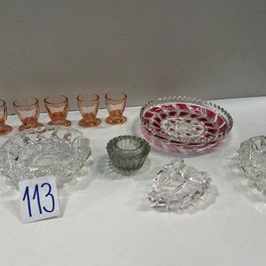 Lote de Cristalería: 3 Ceniceros, 5 Copitas Rosadas y 2 Adornos Pequeños - imagen 1