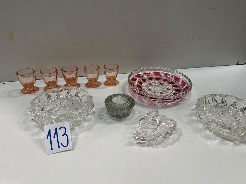 Lote de Cristalería: 3 Ceniceros, 5 Copitas Rosadas y 2 Adornos Pequeños