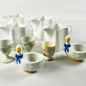 Set de 4 Lecheras Blancas y 4 Posahuevos Decorativos - imagen 1
