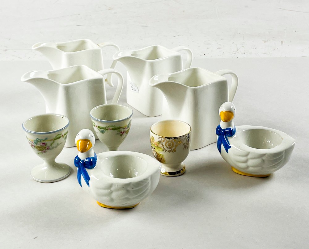Set de 4 Lecheras Blancas y 4 Posahuevos Decorativos