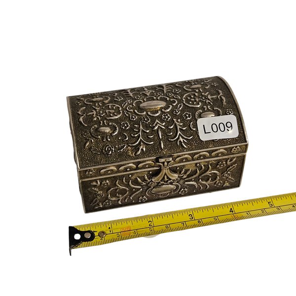 Caja de metal labrada en excelente condición - imagen 1