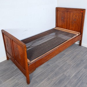 Lote siguiente: Cama antigua de madera con detalles tallados