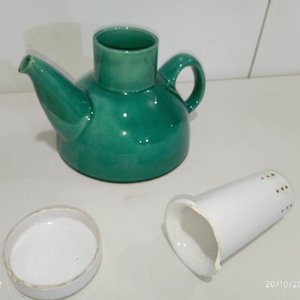 Lote de 4 Piezas Decorativas: Elefante Rosa, Tetera Verde, Copa Dorada y Recipiente Blanco - imagen 7