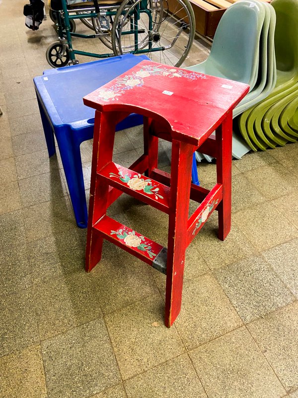 Banco de Madera Rojo con Flores Pintadas
