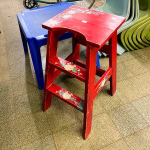 Lote siguiente: Banco de Madera Rojo con Flores Pintadas