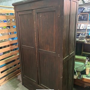 Ropero de Madera Oscura con Dos Puertas y Cajones Inferiores - imagen 4