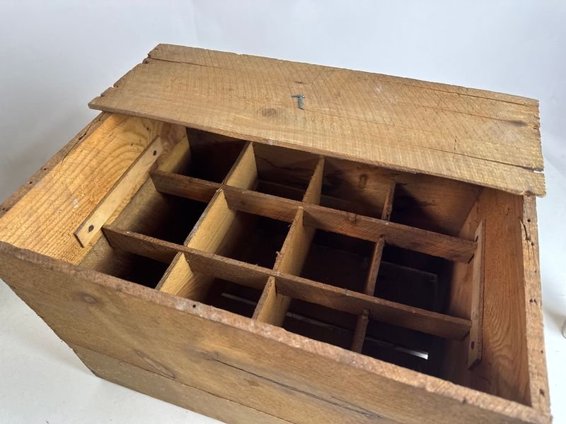 Antiguo cajón de bebidas con diseño antiguo - imagen 6
