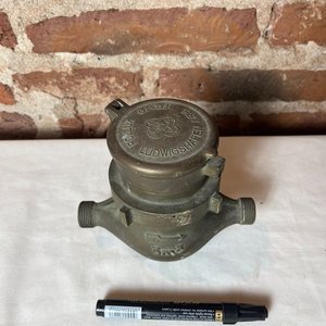 Antiguo Contador de Agua de Bronce Macizo LUDWIGSHAFEN - imagen 3