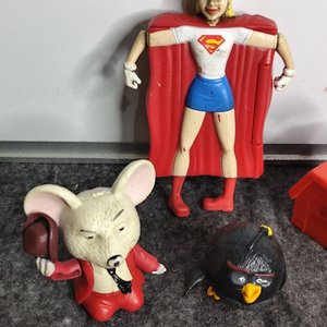Lote de Figuras de Juguete Antiguas: Supergirl, Angry Bird, Snoopy y Más - imagen 2