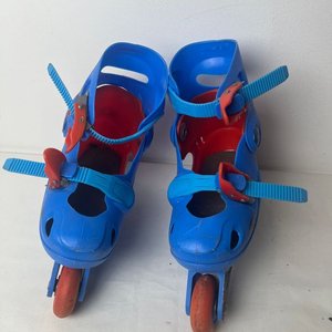 Par de Rollers Ajustables para Niños en Azul y Rojo - imagen 4