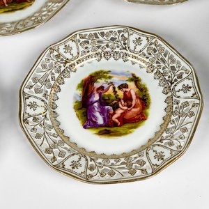 Seis Piezas de Porcelana Alemana con Decoración de Damas y Borde Calado - imagen 6