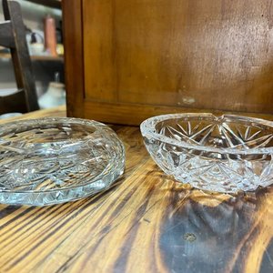 Lote anterior: Par de Ceniceros de Cristal Tallado con Diseños Geométricos