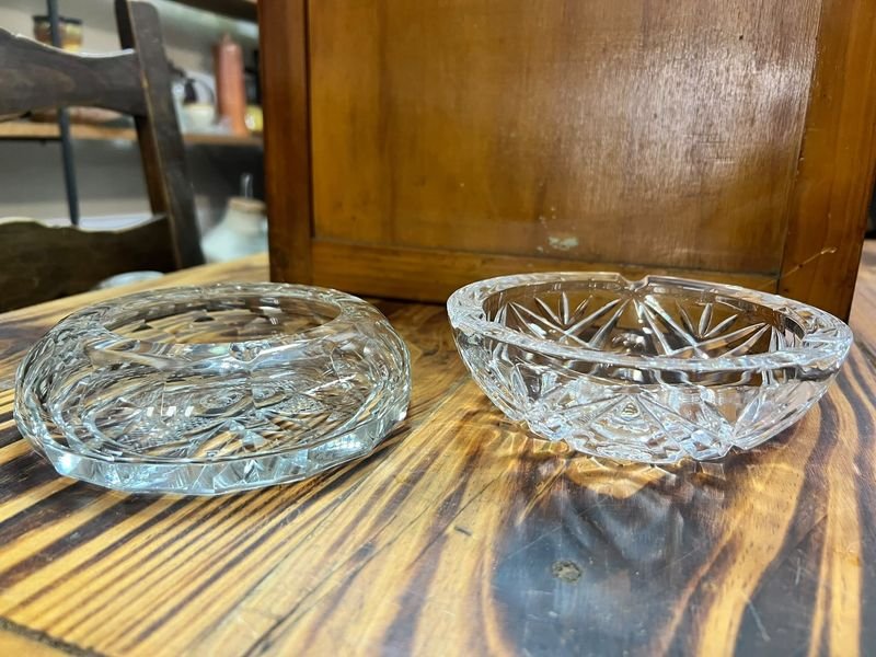 Par de Ceniceros de Cristal Tallado con Diseños Geométricos