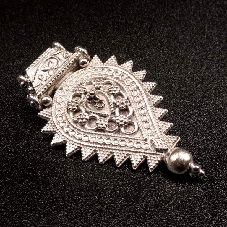 Colgante de Plata 950 con Diseño Intrincado