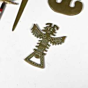 Seis Piezas de Bronce: Centro con Asa, Abrecartas, Destapador y Adornos - imagen 4