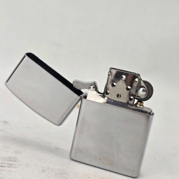 Encendedor Metálico Plateado Estilo Zippo