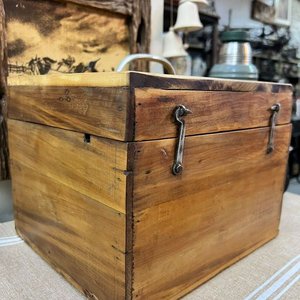 Caja Antigua de Madera con Tapa, Manija y Cierres Metálicos - imagen 5