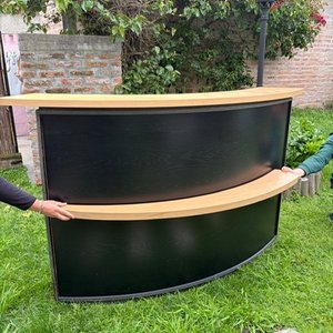 Barra Curva Moderna Negra y Madera Clara - imagen 1