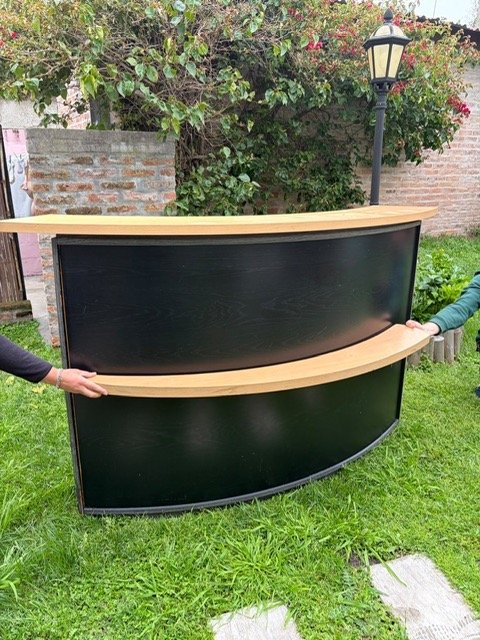 Barra Curva Moderna Negra y Madera Clara