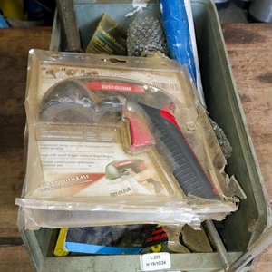 Lote siguiente: Gaveta con Herramientas Varias: Pistola de Calor, Remachadora y Más