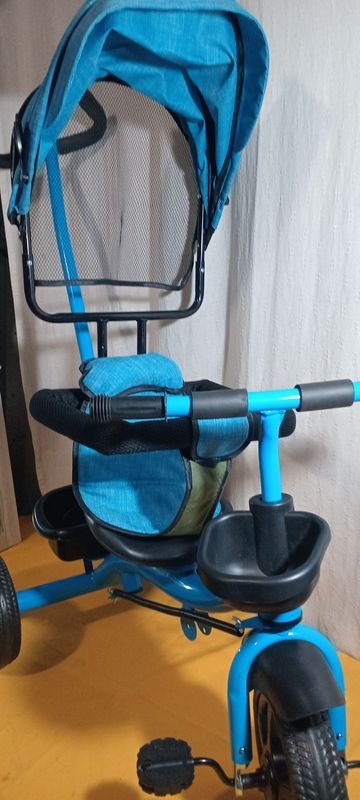 Triciclo con guiador y capota nuevo