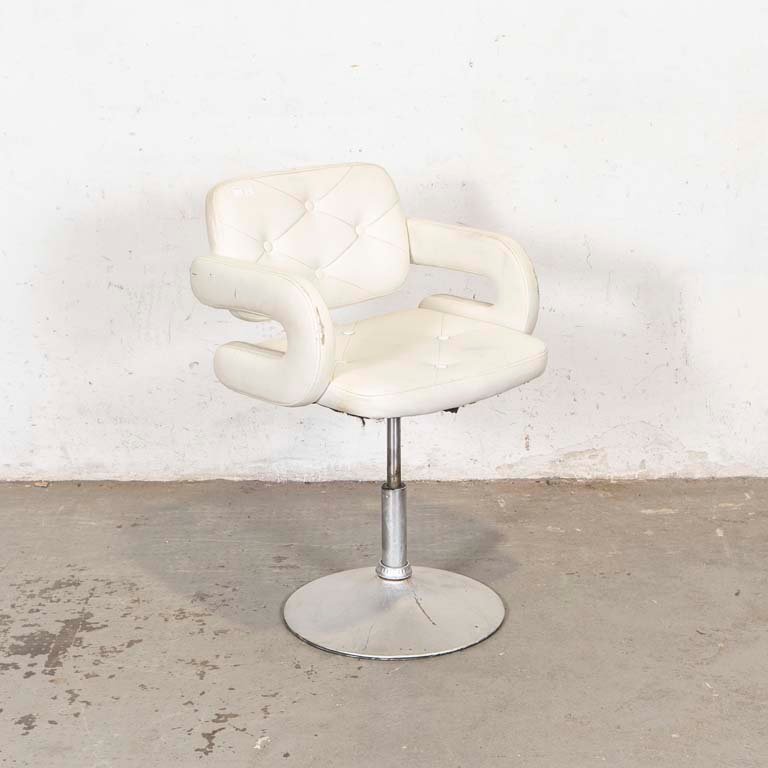Lote anterior: Sillón giratorio tapizado en cuerina blanca con mecanismo de altura regulable