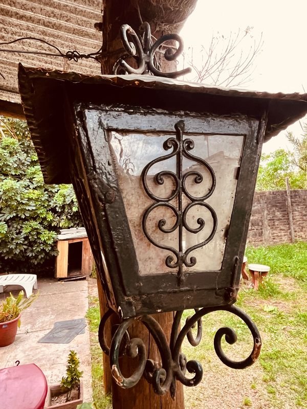 Farol Antiguo de Chapa con Detalles Ornamentales