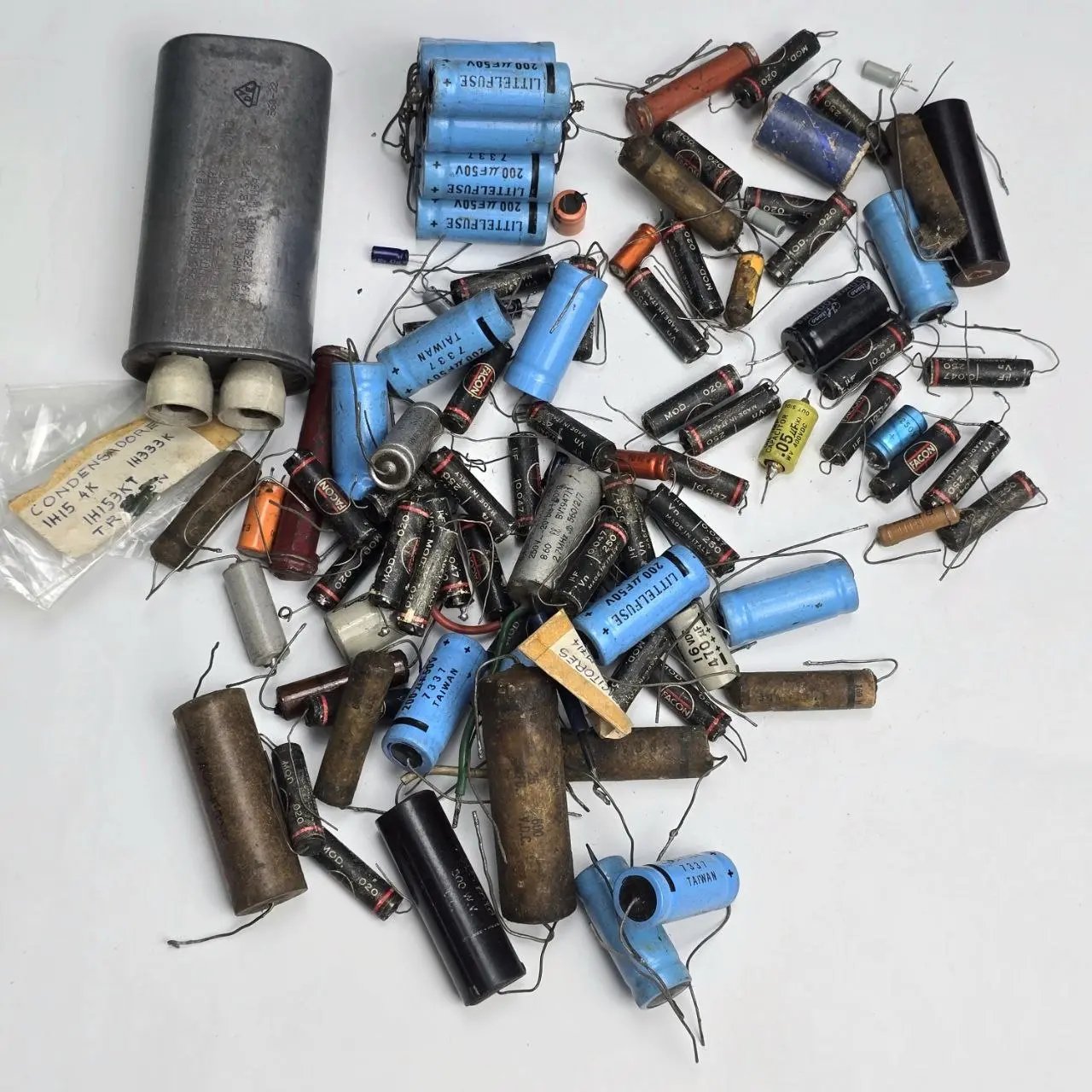 Item lote-06-condensadores-varios - Image 1