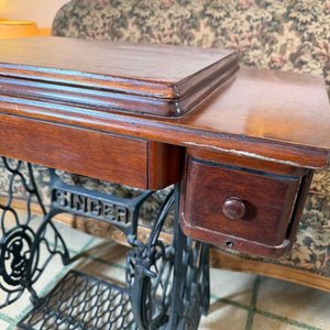 Máquina de Coser Singer Antigua con Mueble de Madera y Hierro Forjado - imagen 10