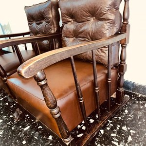 Juego de Living: Sofá de 2 Cuerpos y 2 Butacas de 1 Cuerpo en Cuerina y Madera - imagen 6