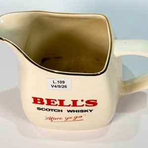 Jarra de cerámica Bell's Scotch Whisky con monograma, Wade England - imagen 2